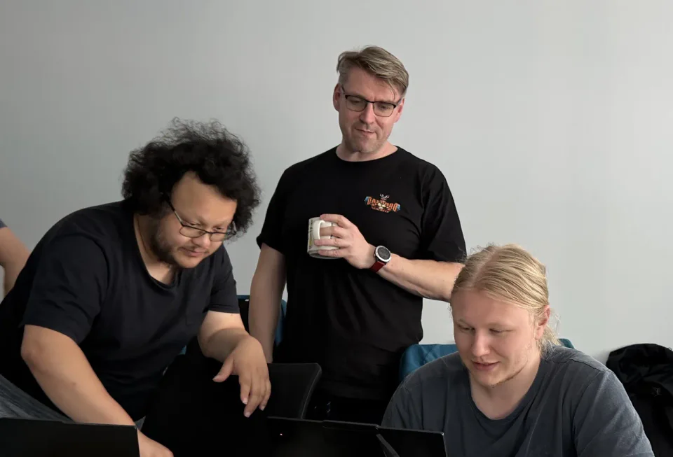 Team arbeitet im Co-Creation Workshop gemeinsam an Laptops